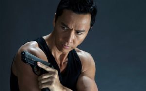 actor donnie yen con tatuaje y un arma